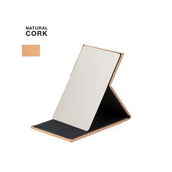 Espejo plegable 1X fabricado en corcho. Práctico espejo portátil recubierto de suave corcho con solapa para proteger el cristal y función de soporte para apoyarlo cómodamente. Presentado en una caja individual de diseño kraft.