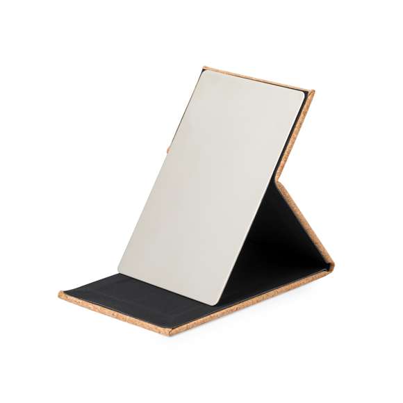 Espejo plegable 1X fabricado en corcho. Práctico espejo portátil recubierto de suave corcho con solapa para proteger el cristal y función de soporte para apoyarlo cómodamente. Presentado en una caja individual de diseño kraft.