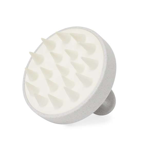Cepillo masajeador para cuero cabelludo fabricado en caña de trigo. Eficiente emulsionador de champú para masajear placenteramente el cabello estimulando los capilares optimizando la limpieza con sus suaves púas en suave silicona. Presentado en caja individual de diseño kraft.La caña de trigo fomenta la utilización de materias primas naturales, reduciendo así las emisiones contaminantes.