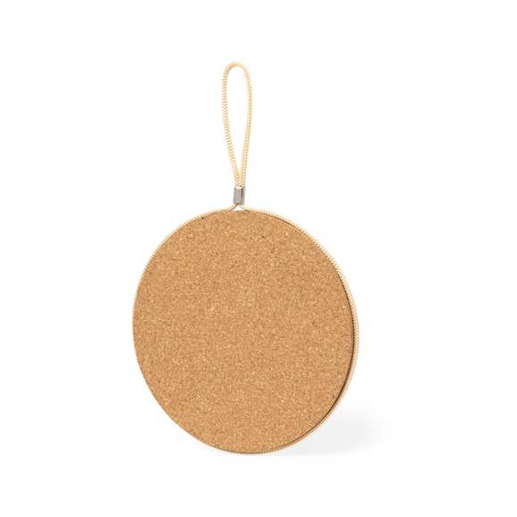 Práctico soporte de cocina fabricado en corcho natural. Es resistente a altas temperaturas y está especialmente diseñado para apoyar recipientes calientes como ollas y sartenes, preservando la superficie que hay debajo. Con cordón en la base para colgar. Elaborado con elementos vegetales para así fomentar la utilización de materias primas naturales y reducir las emisiones contaminantes.