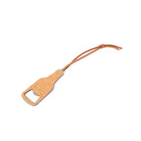 Abridor de botellas fabricado en corcho, adoptando la forma de un botellín. Su diseño incluye un cordón práctico que facilita su transporte y la opción de colgarlo cómodamente. Presentado individualmente en bolsa de papel reciclado.Elaborado con elementos vegetales para así fomentar la utilización de materias primas naturales y reducir las emisiones contaminantes.