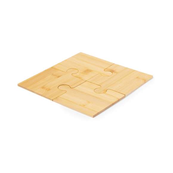 Set de posavasos fabricados en bambú. Consta de 4 piezas diseñadas en forma de puzle. Presentado individualmente en caja diseño kraft. Materiales como el bambú fomentan la utilización de materias primas naturales, reduciendo las emisiones contaminantes. Proviene de una planta de gran resistencia y versatilidad, con crecimiento y regeneración rápidos, siendo una excelente alternativa al uso de madera tradicional.