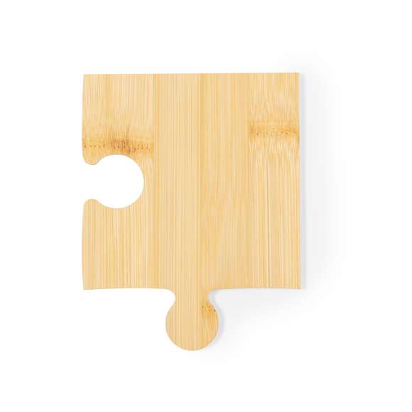 Set de posavasos fabricados en bambú. Consta de 4 piezas diseñadas en forma de puzle. Presentado individualmente en caja diseño kraft. Materiales como el bambú fomentan la utilización de materias primas naturales, reduciendo las emisiones contaminantes. Proviene de una planta de gran resistencia y versatilidad, con crecimiento y regeneración rápidos, siendo una excelente alternativa al uso de madera tradicional.