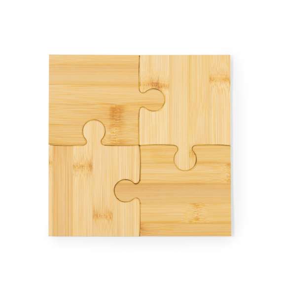 Set de posavasos fabricados en bambú. Consta de 4 piezas diseñadas en forma de puzle. Presentado individualmente en caja diseño kraft. Materiales como el bambú fomentan la utilización de materias primas naturales, reduciendo las emisiones contaminantes. Proviene de una planta de gran resistencia y versatilidad, con crecimiento y regeneración rápidos, siendo una excelente alternativa al uso de madera tradicional.