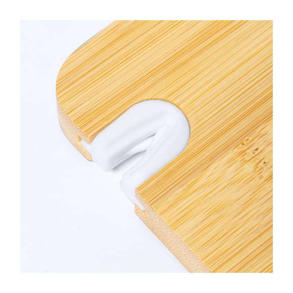 Tabla afilador fabricada en suave bambú. Con práctico afilador de cuchillo en el borde para obtener un corte siempre preciso y troquelado para fácil manejo y almacenamiento. Presentada individualmente en caja de diseño kraft.Materiales como el bambú fomentan la utilización de materias primas naturales, reduciendo las emisiones contaminantes. Proviene de una planta de gran resistencia y versatilidad, con crecimiento y regeneración rápidos, siendo una excelente alternativa al uso de madera tradicional.