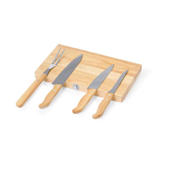Set de cuchillos hechos en madera natural y acero inox, en estuche de madera troquelado con cierre metálico. Incluye: trinchador, cuchillo para deshuesar, cuchillo para filetear y cuchillo cocinero. Presentado en caja de diseño kraft.