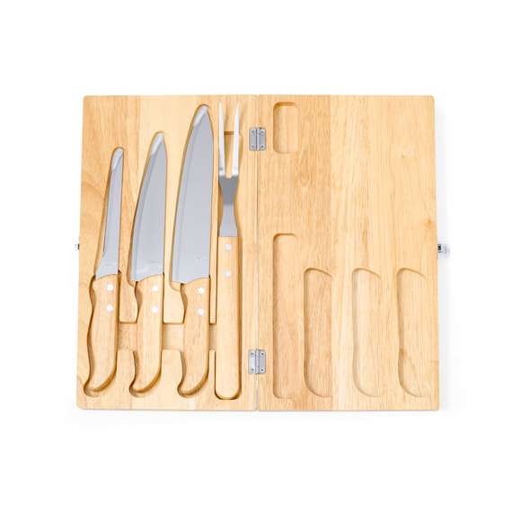 Set de cuchillos hechos en madera natural y acero inox, en estuche de madera troquelado con cierre metálico. Incluye: trinchador, cuchillo para deshuesar, cuchillo para filetear y cuchillo cocinero. Presentado en caja de diseño kraft.