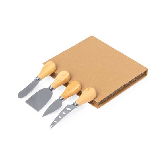 Set de quesos fabricado en madera. Utensilios fabricados en acero inox y mango de madera, con cuatro modelos diferentes: para quesos duros, quesos blandos, quesos semiduros y quesos en trozos. Presentados en original estuche de cartón reciclado, con interior troquelado para cada accesorio.