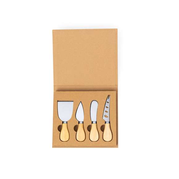 Set de quesos fabricado en madera. Utensilios fabricados en acero inox y mango de madera, con cuatro modelos diferentes: para quesos duros, quesos blandos, quesos semiduros y quesos en trozos. Presentados en original estuche de cartón reciclado, con interior troquelado para cada accesorio.