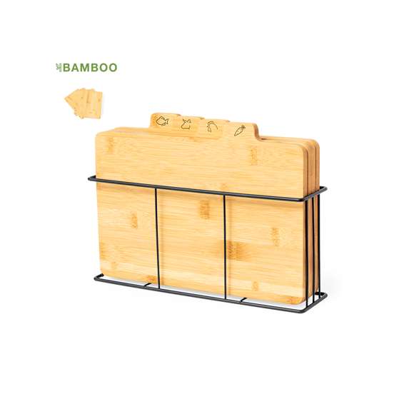 Conjunto de tablas de corte fabricadas en bambú, cada una fácilmente identificable por los dibujos tallados específicamente para pescado, carne blanca, carne roja y verduras. Incluye una cesta metálica con guías para un almacenamiento ordenado. Presentado en caja de diseño kraft.Materiales como el bambú fomentan la utilización de materias primas naturales, reduciendo las emisiones contaminantes. Proviene de una planta de gran resistencia y versatilidad, con crecimiento y regeneración rápidos, siendo una excelente alternativa al uso de madera tradicional.