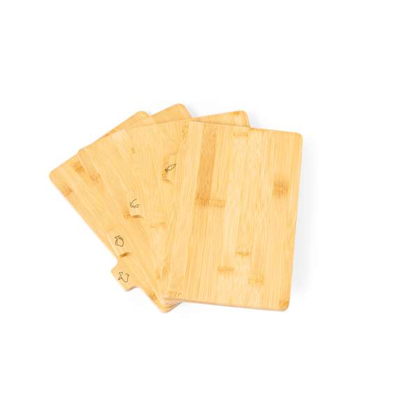 Conjunto de tablas de corte fabricadas en bambú, cada una fácilmente identificable por los dibujos tallados específicamente para pescado, carne blanca, carne roja y verduras. Incluye una cesta metálica con guías para un almacenamiento ordenado. Presentado en caja de diseño kraft.Materiales como el bambú fomentan la utilización de materias primas naturales, reduciendo las emisiones contaminantes. Proviene de una planta de gran resistencia y versatilidad, con crecimiento y regeneración rápidos, siendo una excelente alternativa al uso de madera tradicional.