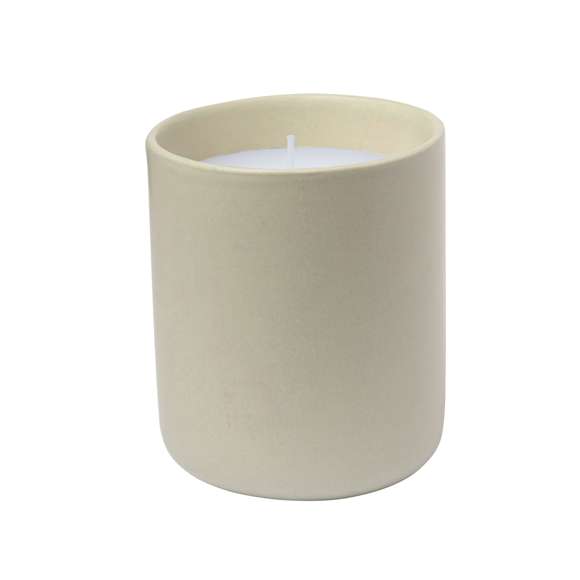 Vela aromática en tarro de cerámica con aroma a vainilla. Disponible en cristal de elegantes colores de tonos naturales. Presentada en caja individual diseño kraft.