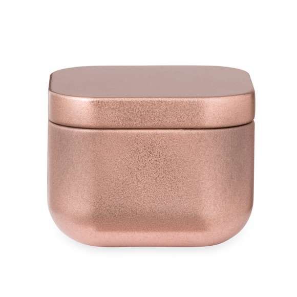 Vela aromática en tarro de metal en elegantes colores, con aroma a vainilla. Presentada en caja individual diseño kraft.