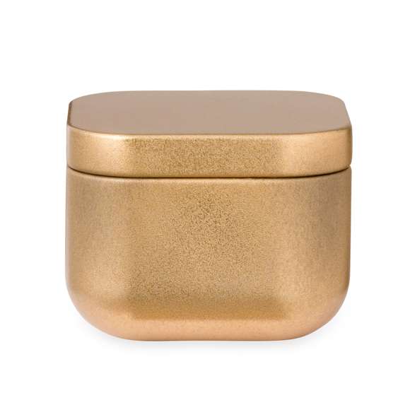 Vela aromática en tarro de metal en elegantes colores, con aroma a vainilla. Presentada en caja individual diseño kraft.