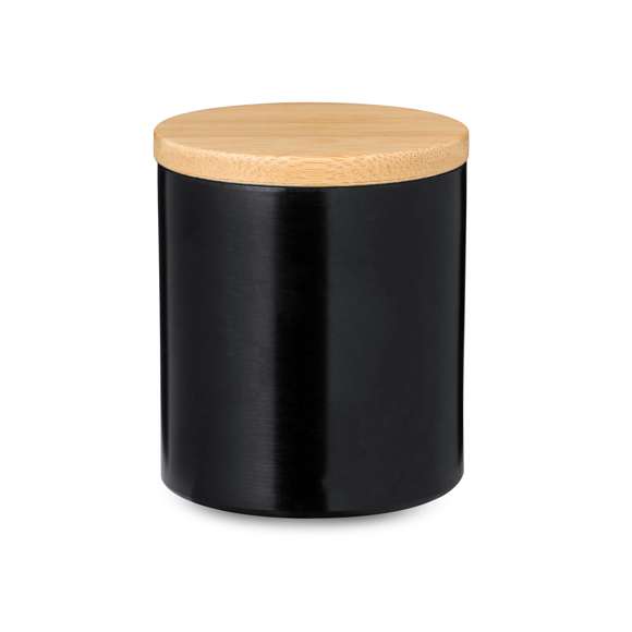 Vela aromática con perfume vainilla. Presentada en tarro de metal con tapadera fabricada en bambú. Tarro disponible en variada gama de colores de acabado metalizado. Presentada individualmente en caja de diseño kraft.Materiales como el bambú fomentan la utilización de materias primas naturales, reduciendo las emisiones contaminantes. Proviene de una planta de gran resistencia y versatilidad, con crecimiento y regeneración rápidos, siendo una excelente alternativa al uso de madera tradicional.