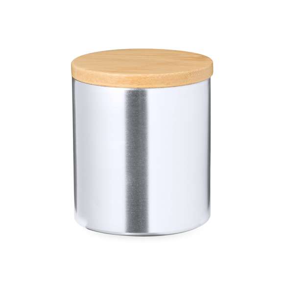 Vela aromática con perfume vainilla. Presentada en tarro de metal con tapadera fabricada en bambú. Tarro disponible en variada gama de colores de acabado metalizado. Presentada individualmente en caja de diseño kraft.Materiales como el bambú fomentan la utilización de materias primas naturales, reduciendo las emisiones contaminantes. Proviene de una planta de gran resistencia y versatilidad, con crecimiento y regeneración rápidos, siendo una excelente alternativa al uso de madera tradicional.