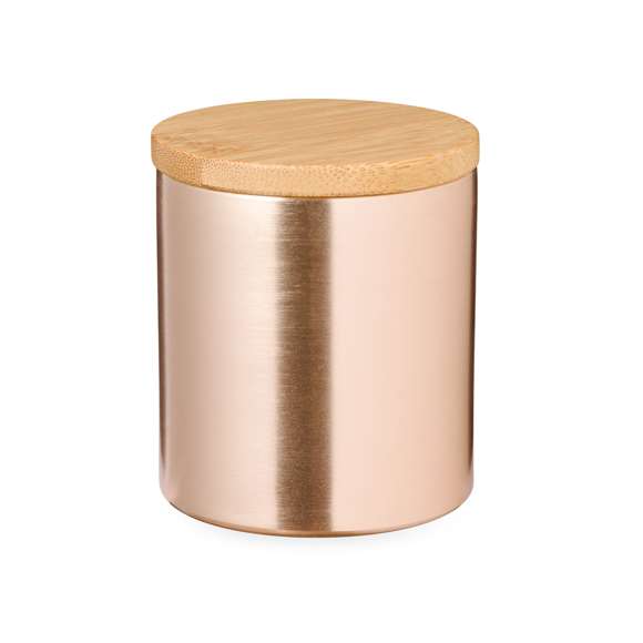 Vela aromática con perfume vainilla. Presentada en tarro de metal con tapadera fabricada en bambú. Tarro disponible en variada gama de colores de acabado metalizado. Presentada individualmente en caja de diseño kraft.Materiales como el bambú fomentan la utilización de materias primas naturales, reduciendo las emisiones contaminantes. Proviene de una planta de gran resistencia y versatilidad, con crecimiento y regeneración rápidos, siendo una excelente alternativa al uso de madera tradicional.