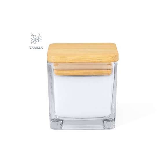 Vela aromática con perfume vainilla. Viene en tarro de cristal transparente, de forma cuadrada y con tapadera en bambú. Presentada en caja individual de diseño kraft. Materiales como el bambú fomentan la utilización de materias primas naturales, reduciendo las emisiones contaminantes. Proviene de una planta de gran resistencia y versatilidad, con crecimiento y regeneración rápidos, siendo una excelente alternativa al uso de madera tradicional.