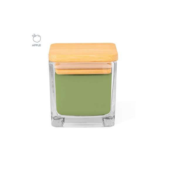 Vela aromática con perfume vainilla. Viene en tarro de cristal transparente, de forma cuadrada y con tapadera en bambú. Presentada en caja individual de diseño kraft. Materiales como el bambú fomentan la utilización de materias primas naturales, reduciendo las emisiones contaminantes. Proviene de una planta de gran resistencia y versatilidad, con crecimiento y regeneración rápidos, siendo una excelente alternativa al uso de madera tradicional.