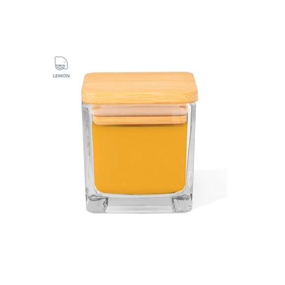 Vela aromática con perfume vainilla. Viene en tarro de cristal transparente, de forma cuadrada y con tapadera en bambú. Presentada en caja individual de diseño kraft. Materiales como el bambú fomentan la utilización de materias primas naturales, reduciendo las emisiones contaminantes. Proviene de una planta de gran resistencia y versatilidad, con crecimiento y regeneración rápidos, siendo una excelente alternativa al uso de madera tradicional.