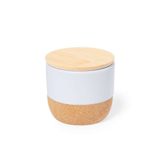 Vela aromática con perfume lino. Viene en un original tarro de cerámica de color blanco, con base fabricada en corcho natural y tapadera de bambú. Presentada en caja individual de diseño kraft.