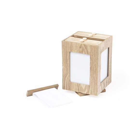 Original portafotos cubo fabricado en madera natural. Su diseño en forma de cubo permite mostrar las 4 fotos más destacadas del álbum y, además, cuenta con una base giratoria 360º. Ideal para fotos de hasta 13,5x9 cm. Presentado en caja individual de diseño kraft.
