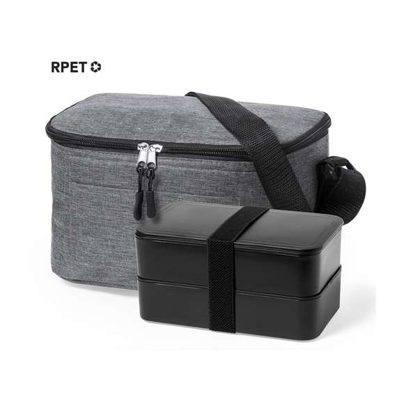 Nevera confeccionada en resistente poliéster 600D RPET con un atractivo efecto melange. Su compartimento principal cuenta con cierre de cremallera y forro interior de aluminio. Además, incorpora un práctico bolsillo exterior y una cinta bandolera ajustable, destacando el logotipo RPET en la etiqueta exterior. Incluye fiambrera con dos compartimentos de 700 ml y cubiertos fabricados en PP reciclado de color negro. Presentado de manera individual en una bolsa reciclada.El material RPET se elabora a partir de plástico reciclado, para así fomentar la reutilización de residuos plásticos y ayudar a la sostenibilidad del planeta.