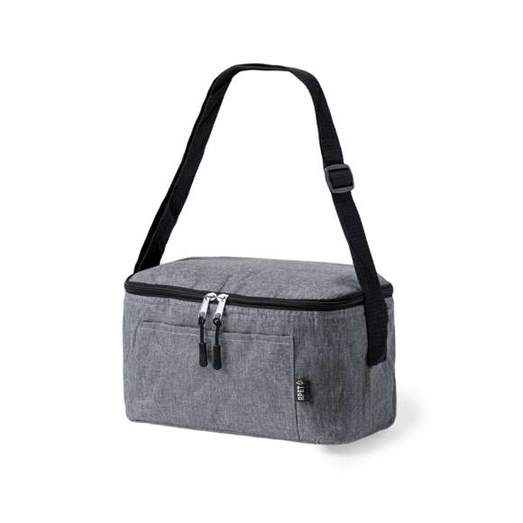 Nevera confeccionada en resistente poliéster 600D RPET con un atractivo efecto melange. Su compartimento principal cuenta con cierre de cremallera y forro interior de aluminio. Además, incorpora un práctico bolsillo exterior y una cinta bandolera ajustable, destacando el logotipo RPET en la etiqueta exterior. Incluye fiambrera con dos compartimentos de 700 ml y cubiertos fabricados en PP reciclado de color negro. Presentado de manera individual en una bolsa reciclada.El material RPET se elabora a partir de plástico reciclado, para así fomentar la reutilización de residuos plásticos y ayudar a la sostenibilidad del planeta.