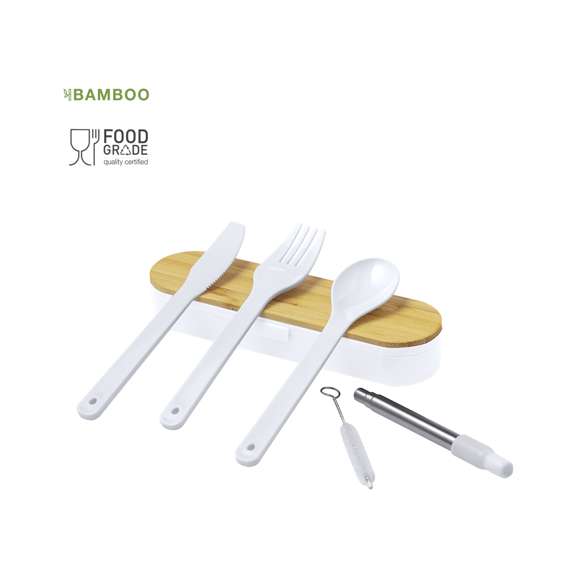 Set de cubiertos elaborados en PP y libre de BPA, acompañados por un estuche de presentación a juego y tapadera de bambú. Este completo set incluye cuchara, tenedor, cuchillo y pajita plegable con su respectivo limpiador. Cuenta con la Certificación Food Grade, garantizando la seguridad cuando los alimentos entran en contacto con el material usado para fabricar el producto. Presentados en bolsa individual reciclada.Materiales como el bambú fomentan la utilización de materias primas naturales, reduciendo las emisiones contaminantes. Proviene de una planta de gran resistencia y versatilidad, con crecimiento y regeneración rápidos, siendo una excelente alternativa al uso de madera tradicional.