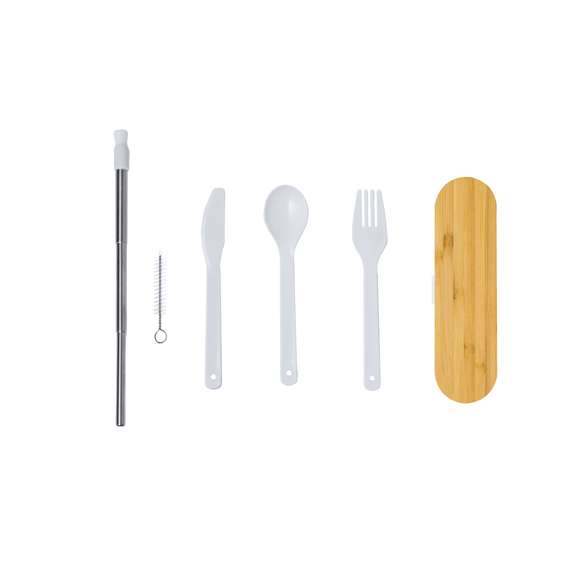 Set de cubiertos elaborados en PP y libre de BPA, acompañados por un estuche de presentación a juego y tapadera de bambú. Este completo set incluye cuchara, tenedor, cuchillo y pajita plegable con su respectivo limpiador. Cuenta con la Certificación Food Grade, garantizando la seguridad cuando los alimentos entran en contacto con el material usado para fabricar el producto. Presentados en bolsa individual reciclada.Materiales como el bambú fomentan la utilización de materias primas naturales, reduciendo las emisiones contaminantes. Proviene de una planta de gran resistencia y versatilidad, con crecimiento y regeneración rápidos, siendo una excelente alternativa al uso de madera tradicional.