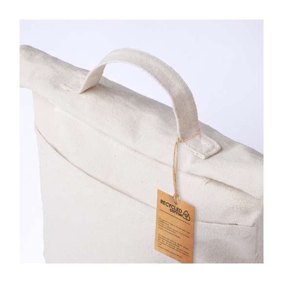 Bolsa térmica elaborada con material 100% algodón reciclado, cuenta con un interior isotérmico acabado en PEVA para mantener la temperatura. Se cierra con un práctico velcro y dispone de un bolsillo exterior. Su asa facilita el transporte. Etiqueta distintiva de algodón reciclado. Presentado en bolsa individual reciclada.