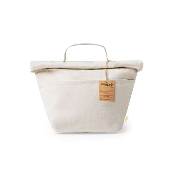 Bolsa térmica elaborada con material 100% algodón reciclado, cuenta con un interior isotérmico acabado en PEVA para mantener la temperatura. Se cierra con un práctico velcro y dispone de un bolsillo exterior. Su asa facilita el transporte. Etiqueta distintiva de algodón reciclado. Presentado en bolsa individual reciclada.