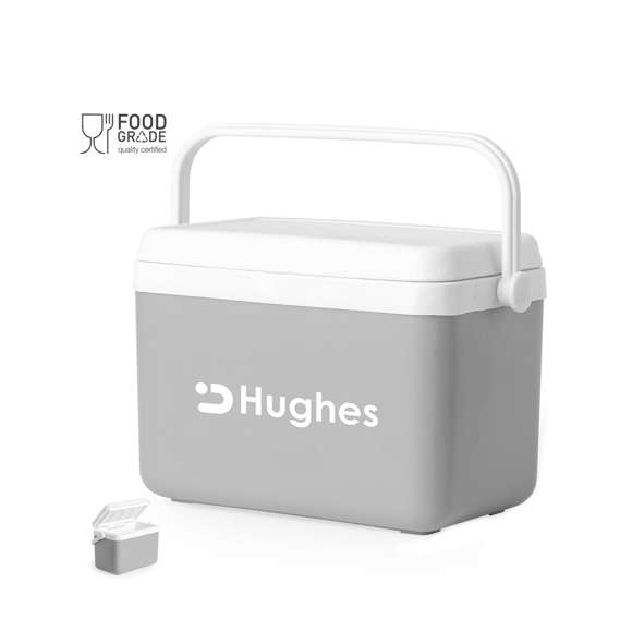 Nevera fabricada en PP de 4L. Atractivo diseño vintage para mantener bebidas y alimentos fríos, de diseño rígido con doble pared. Tapadera de bisagra con cierre de seguridad y asa rígida para un fácil transporte. Con base de color gris y accesorios en blanco. Presentada individualmente en bolsa reciclada.