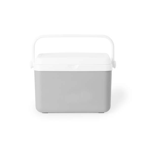 Nevera fabricada en PP de 4L. Atractivo diseño vintage para mantener bebidas y alimentos fríos, de diseño rígido con doble pared. Tapadera de bisagra con cierre de seguridad y asa rígida para un fácil transporte. Con base de color gris y accesorios en blanco. Presentada individualmente en bolsa reciclada.
