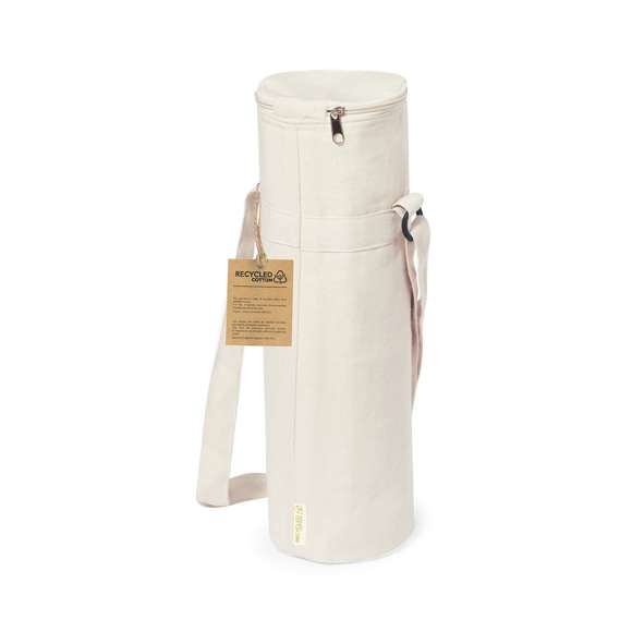 Bolsa térmica diseñada para transportar botellas de hasta 1,5L, confeccionada en algodón 100% reciclado. Se cierra mediante una cremallera y se lleva cómodamente con la cinta para el hombro ajustable, en tono natural. El interior está forrado con material isotérmico de aluminio y cuenta con una etiqueta distintiva. Presentado individualmente en bolsa reciclada.