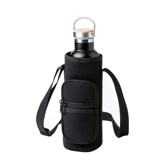 Portabidones de hasta 1,5L, fabricada en soft shell. Con cierre de cordón y se lleva cómodamente con la cinta para el hombro ajustable. Con bolsillos frontales de cremallera. Presentado individualmente en bolsa reciclada.