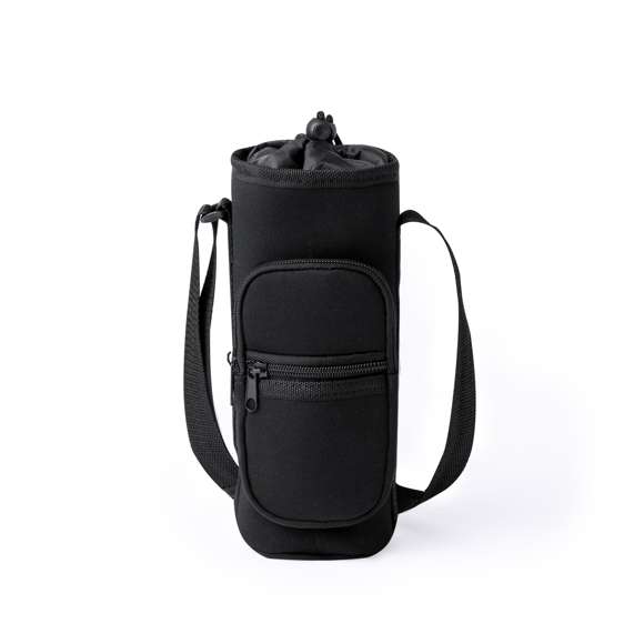 Portabidones de hasta 1,5L, fabricada en soft shell. Con cierre de cordón y se lleva cómodamente con la cinta para el hombro ajustable. Con bolsillos frontales de cremallera. Presentado individualmente en bolsa reciclada.