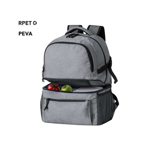 Mochila multiusos fabricada en resistente poliéster 600D RPET, con un diseño urbano y práctico. Destaca por su compartimento isotérmico independiente en la base, forrado con PEVA para mantener la temperatura. El compartimento principal se cierra con cremallera, de doble tirador, y cuenta con bolsillos frontales y laterales de malla para mayor versatilidad. Las cintas de hombros son acolchadas y ajustables. Además, dispone de un asa de mano acolchada en la parte superior. Etiqueta distintiva de RPET. Presentada individualmente en bolsa reciclada.El material RPET se elabora a partir de plástico reciclado, para así fomentar la reutilización de residuos plásticos y ayudar a la sostenibilidad del planeta.