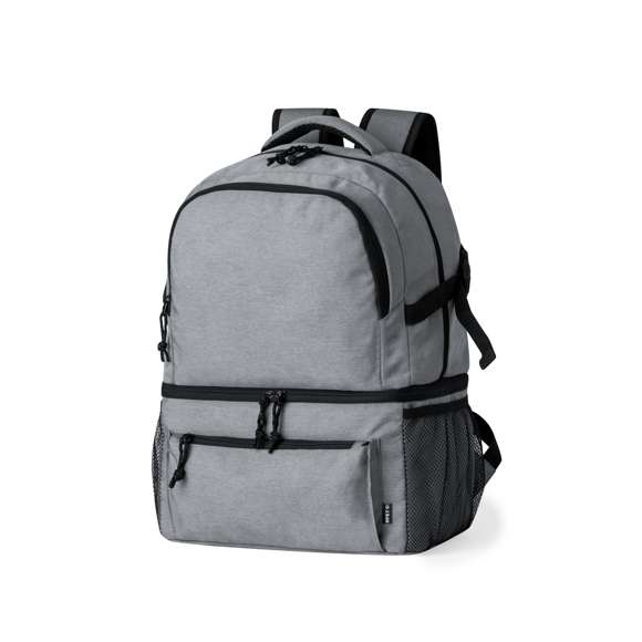 Mochila multiusos fabricada en resistente poliéster 600D RPET, con un diseño urbano y práctico. Destaca por su compartimento isotérmico independiente en la base, forrado con PEVA para mantener la temperatura. El compartimento principal se cierra con cremallera, de doble tirador, y cuenta con bolsillos frontales y laterales de malla para mayor versatilidad. Las cintas de hombros son acolchadas y ajustables. Además, dispone de un asa de mano acolchada en la parte superior. Etiqueta distintiva de RPET. Presentada individualmente en bolsa reciclada.El material RPET se elabora a partir de plástico reciclado, para así fomentar la reutilización de residuos plásticos y ayudar a la sostenibilidad del planeta.