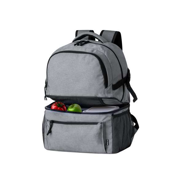 Mochila multiusos fabricada en resistente poliéster 600D RPET, con un diseño urbano y práctico. Destaca por su compartimento isotérmico independiente en la base, forrado con PEVA para mantener la temperatura. El compartimento principal se cierra con cremallera, de doble tirador, y cuenta con bolsillos frontales y laterales de malla para mayor versatilidad. Las cintas de hombros son acolchadas y ajustables. Además, dispone de un asa de mano acolchada en la parte superior. Etiqueta distintiva de RPET. Presentada individualmente en bolsa reciclada.El material RPET se elabora a partir de plástico reciclado, para así fomentar la reutilización de residuos plásticos y ayudar a la sostenibilidad del planeta.