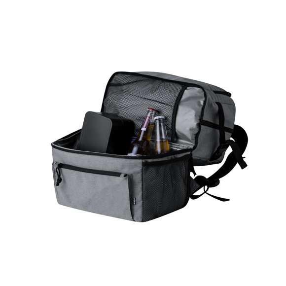 Mochila multiusos fabricada en resistente poliéster 600D RPET, con un diseño urbano y práctico. Destaca por su compartimento isotérmico independiente en la base, forrado con PEVA para mantener la temperatura. El compartimento principal se cierra con cremallera, de doble tirador, y cuenta con bolsillos frontales y laterales de malla para mayor versatilidad. Las cintas de hombros son acolchadas y ajustables. Además, dispone de un asa de mano acolchada en la parte superior. Etiqueta distintiva de RPET. Presentada individualmente en bolsa reciclada.El material RPET se elabora a partir de plástico reciclado, para así fomentar la reutilización de residuos plásticos y ayudar a la sostenibilidad del planeta.