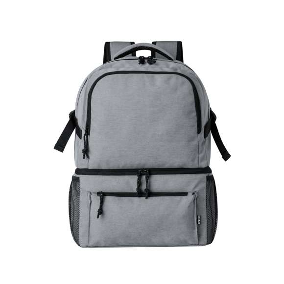Mochila multiusos fabricada en resistente poliéster 600D RPET, con un diseño urbano y práctico. Destaca por su compartimento isotérmico independiente en la base, forrado con PEVA para mantener la temperatura. El compartimento principal se cierra con cremallera, de doble tirador, y cuenta con bolsillos frontales y laterales de malla para mayor versatilidad. Las cintas de hombros son acolchadas y ajustables. Además, dispone de un asa de mano acolchada en la parte superior. Etiqueta distintiva de RPET. Presentada individualmente en bolsa reciclada.El material RPET se elabora a partir de plástico reciclado, para así fomentar la reutilización de residuos plásticos y ayudar a la sostenibilidad del planeta.