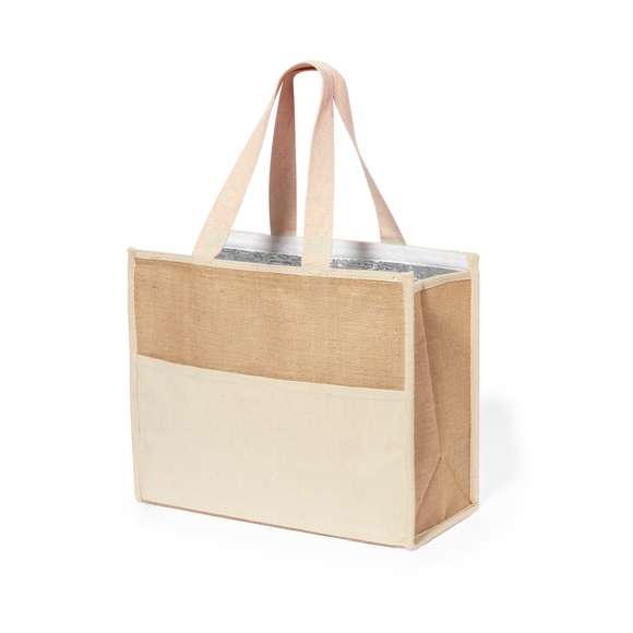 Bolsa nevera confeccionada en combinación de algodón y yute laminado, con interior isotermico de aluminio. Con cierre de velcro, amplio bolsillo frontal y asas de algodón con refuerzo. Disponible en color natural y presentada en bolsa individual.