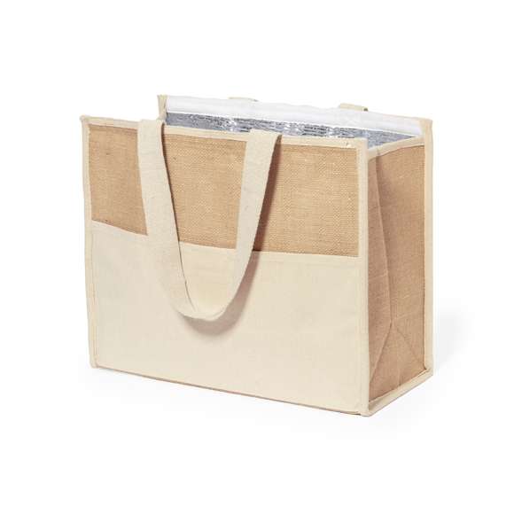 Bolsa nevera confeccionada en combinación de algodón y yute laminado, con interior isotermico de aluminio. Con cierre de velcro, amplio bolsillo frontal y asas de algodón con refuerzo. Disponible en color natural y presentada en bolsa individual.
