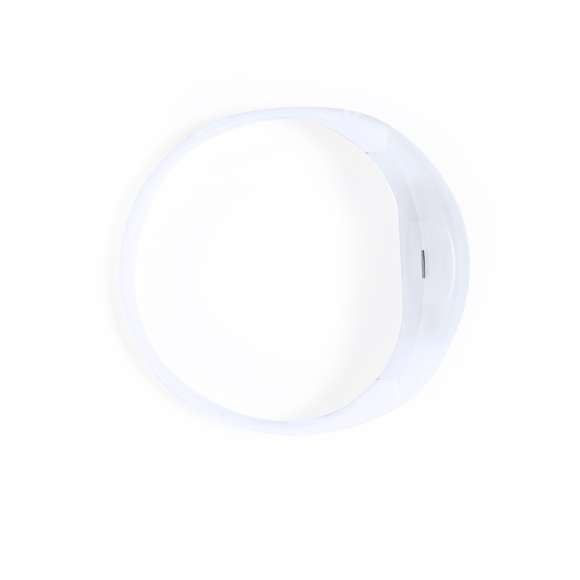 Original pulsera con luces LEDs. En suave silicona y con 2 luces LEDs de colores en su interior, alimentadas por pila de botón (incluida). Con discreto interruptor sensible al sonido y que cambia automáticamente el color de las luces al ritmo de la música. Presentada individualmente en una bolsa de papel reciclado.