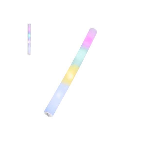 Original barra de luz, iluminada por brillantes LEDs. Fabricada en espuma de tacto suave y agradable, el interior se ilumina gracias a cuatro luces LEDs de variados colores. Alimentada por pilas de botón incluidas, su encendido resulta sencillo mediante un botón en la base con tres posiciones distintas (luz fija, luz intermitente rápida o lenta). Este accesorio es ideal para destacar en cualquier evento. Presentado individualmente en una caja diseño kraft.