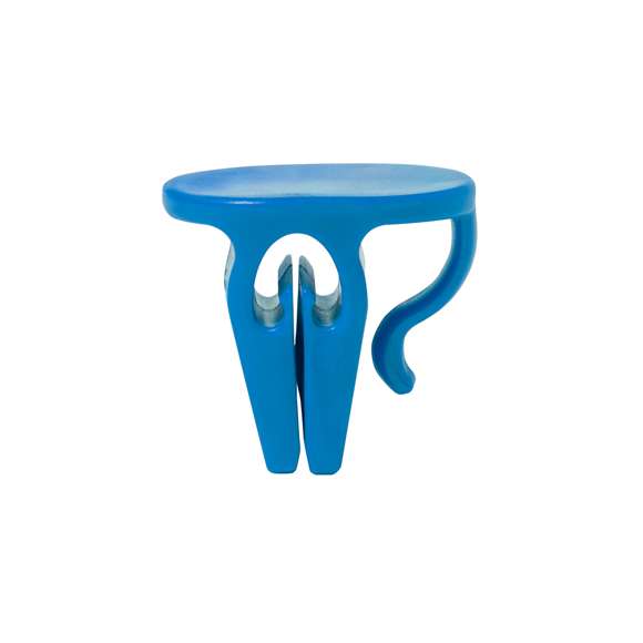 Práctica pinza portavasos fabricada en resistente ABS. Fácil de usar y adaptable a cualquier vaso. Con una superficie plana especial para personalización. Disponible en una variada gama de colores.