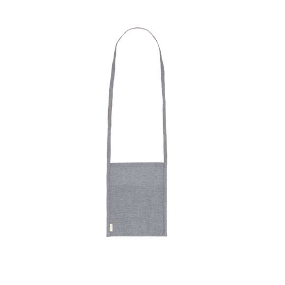 Práctico portatodo confeccionado en algodón 100% reciclado. Versátil bolsa con asa larga y bolsillo para llevar cómodamente copas, vasos o cualquier objeto cómodamente. Disponible en diversos colores y fabricado en suave algodón reciclado con etiqueta distintiva.