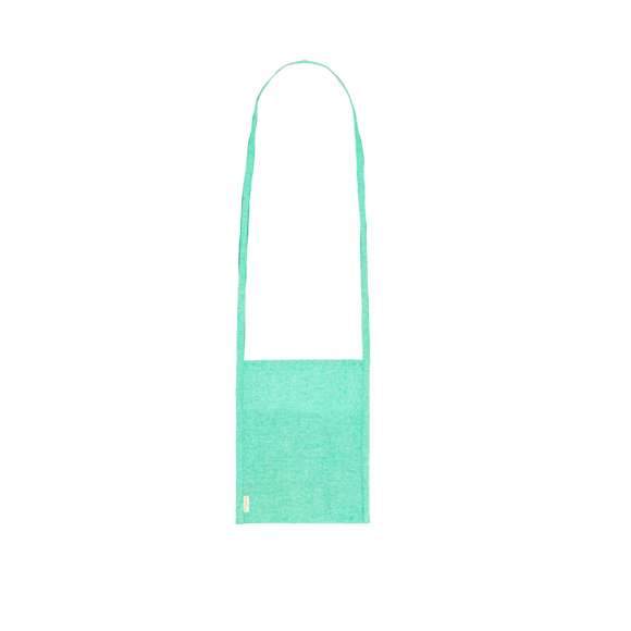 Práctico portatodo confeccionado en algodón 100% reciclado. Versátil bolsa con asa larga y bolsillo para llevar cómodamente copas, vasos o cualquier objeto cómodamente. Disponible en diversos colores y fabricado en suave algodón reciclado con etiqueta distintiva.