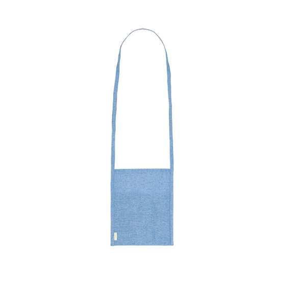 Práctico portatodo confeccionado en algodón 100% reciclado. Versátil bolsa con asa larga y bolsillo para llevar cómodamente copas, vasos o cualquier objeto cómodamente. Disponible en diversos colores y fabricado en suave algodón reciclado con etiqueta distintiva.